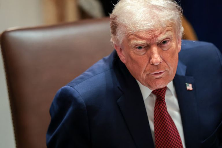 Η Αντίφαση Τραμπ: Απειλές σε Αμυντικές Εταιρείες, Ζήτηση για Περισσότερες Δαπάνες