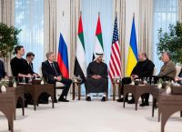 Τριμερείς συνομιλίες στο Άμπου Ντάμπι: Εδαφικό, ενεργειακή κρίση και γεωπολιτικό παιχνίδι