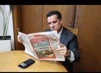 Άδωνις: Άνοιξε την πόρτα στους απεργούς και διάβασε το πρωτοσέλιδο που τον έλεγε «δολοφόνο»