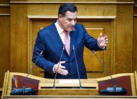 Άδωνις στη Βουλή: «80.000 ευρώ για την υγεία των παιδιών και μιλάνε για συνωμοσίες!»