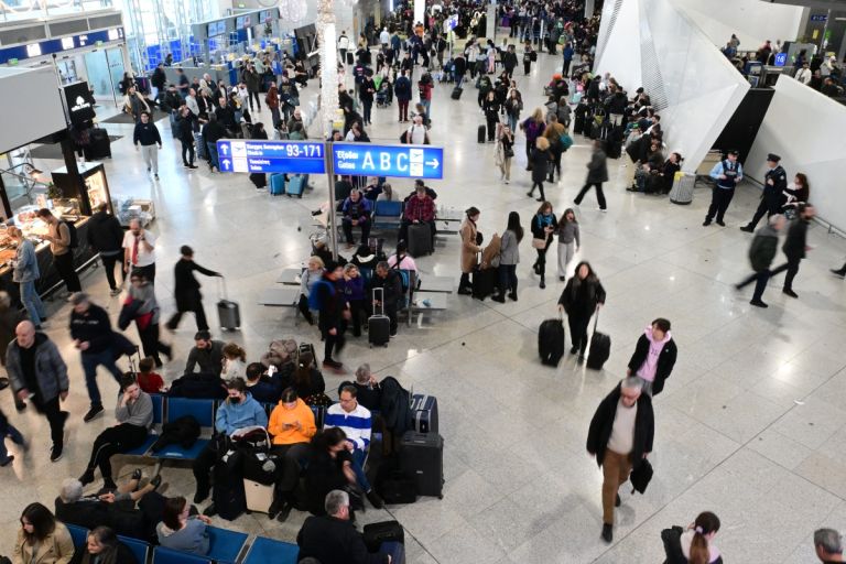fir Αθηνών: Εισαγγελική έρευνα για το μπλακάουτ που προκάλεσε το χάος στα αεροδρόμια