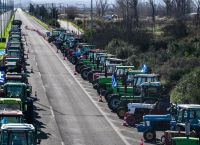 Η Ελλάδα στα δύο: Αγρότες κλείνουν Αθηνών – Λαμίας, γέφυρα Χαλκίδας και τελωνεία