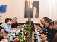 Στο Μαξίμου αγρότες και κτηνοτρόφοι για τη συνάντησή τους με τον πρωθυπουργό [vid,pics]