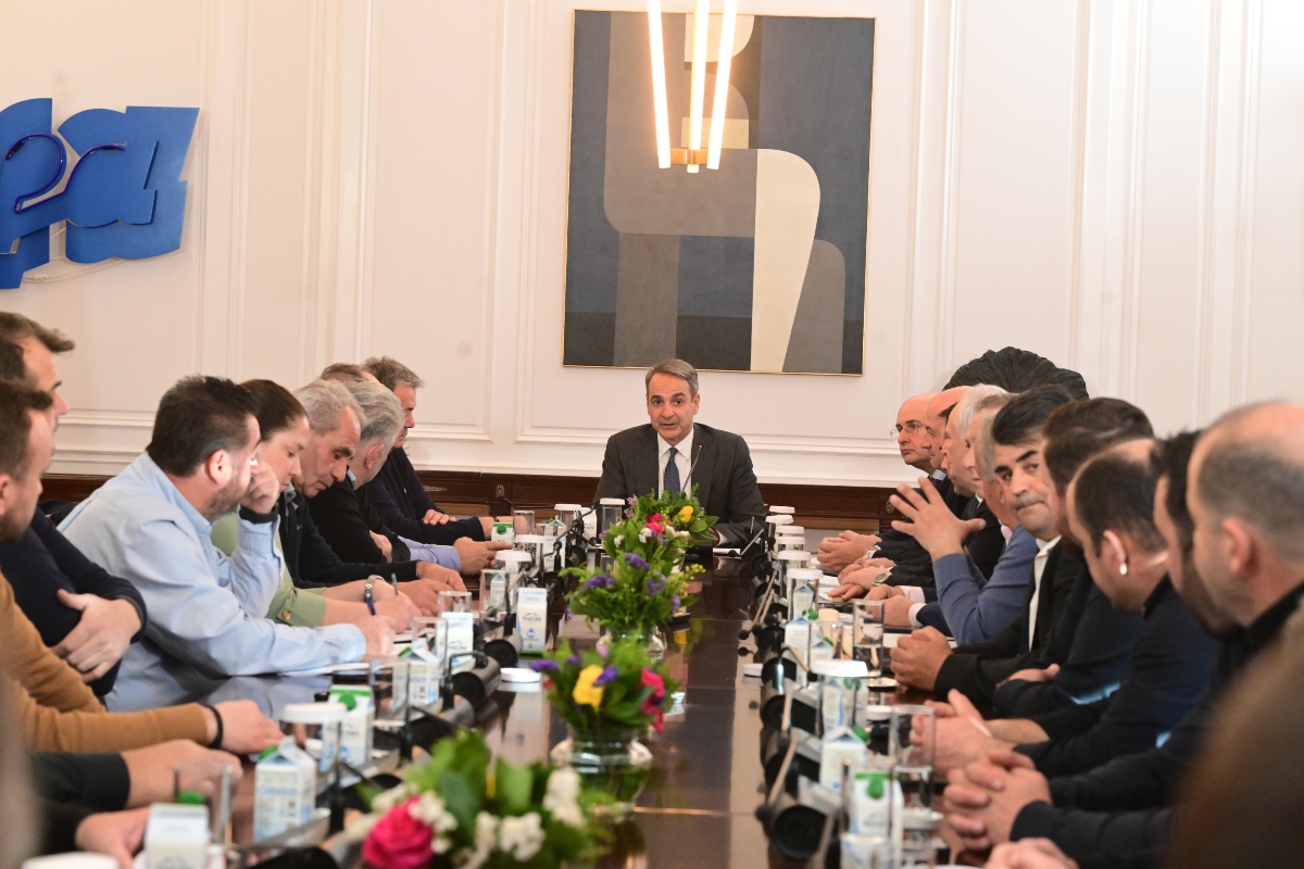 Στο Μαξίμου αγρότες και κτηνοτρόφοι για τη συνάντησή τους με τον πρωθυπουργό [vid,pics]