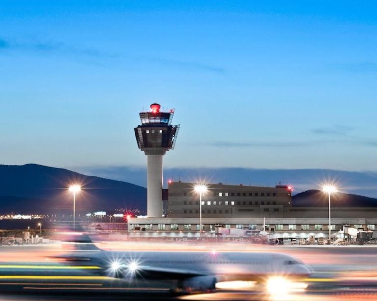 Πανελλαδικό «λουκέτο» στις πτήσεις: Τεχνικό πρόβλημα στο FIR Αθηνών καθηλώνει αεροπλάνα