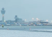 Χαος σε Ευρώπη από χιονόνερο: Σίπχολ ακύρωσε >700 πτήσεις, >1.000 επιβάτες νύχτωσαν στο αεροδρόμιο!