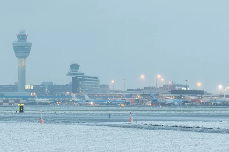 Χαος σε Ευρώπη από χιονόνερο: Σίπχολ ακύρωσε >700 πτήσεις, >1.000 επιβάτες νύχτωσαν στο αεροδρόμιο!