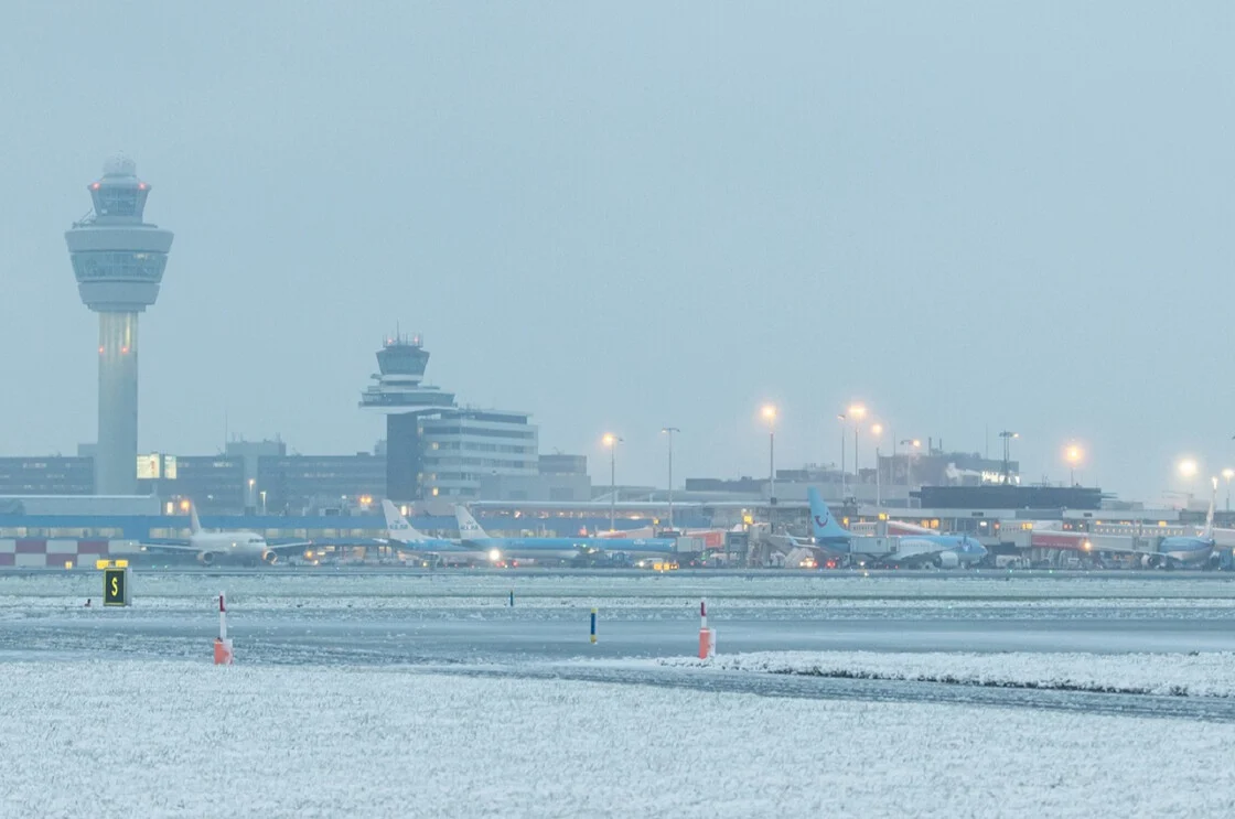 Χαος σε Ευρώπη από χιονόνερο: Σίπχολ ακύρωσε >700 πτήσεις, >1.000 επιβάτες νύχτωσαν στο αεροδρόμιο!
