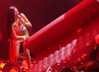 Απίστευτο περιστατικό με την Αναστασία: Θαμώνας πέταξε καναπέ στην πίστα – Πώς αντέδρασε