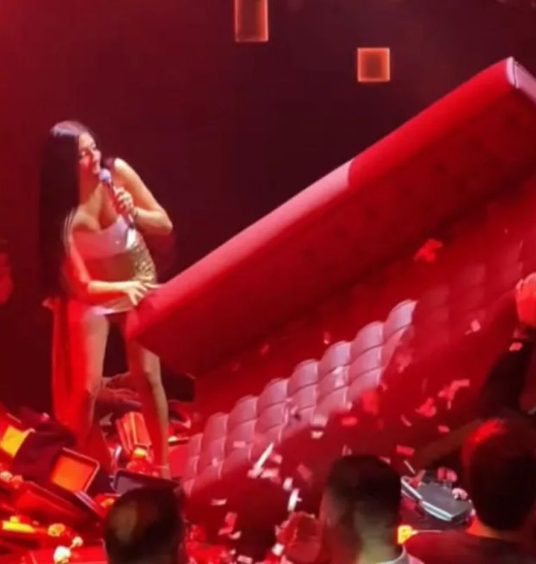 Απίστευτο περιστατικό με την Αναστασία: Θαμώνας πέταξε καναπέ στην πίστα – Πώς αντέδρασε