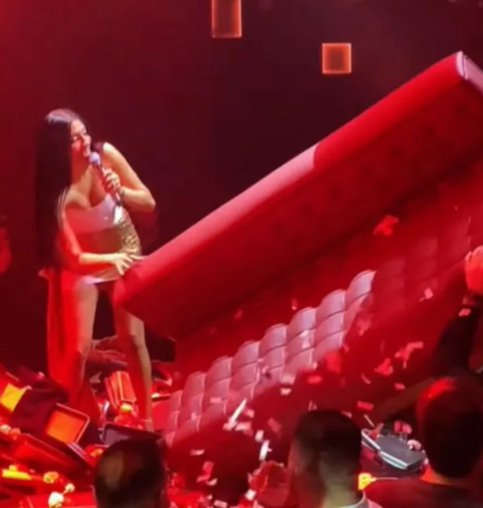 Απίστευτο περιστατικό με την Αναστασία: Θαμώνας πέταξε καναπέ στην πίστα – Πώς αντέδρασε