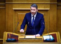 Ανδρουλάκης στη Βουλή: «Ή δίνετε λύσεις ή είστε υπεύθυνοι για την καταστροφή»