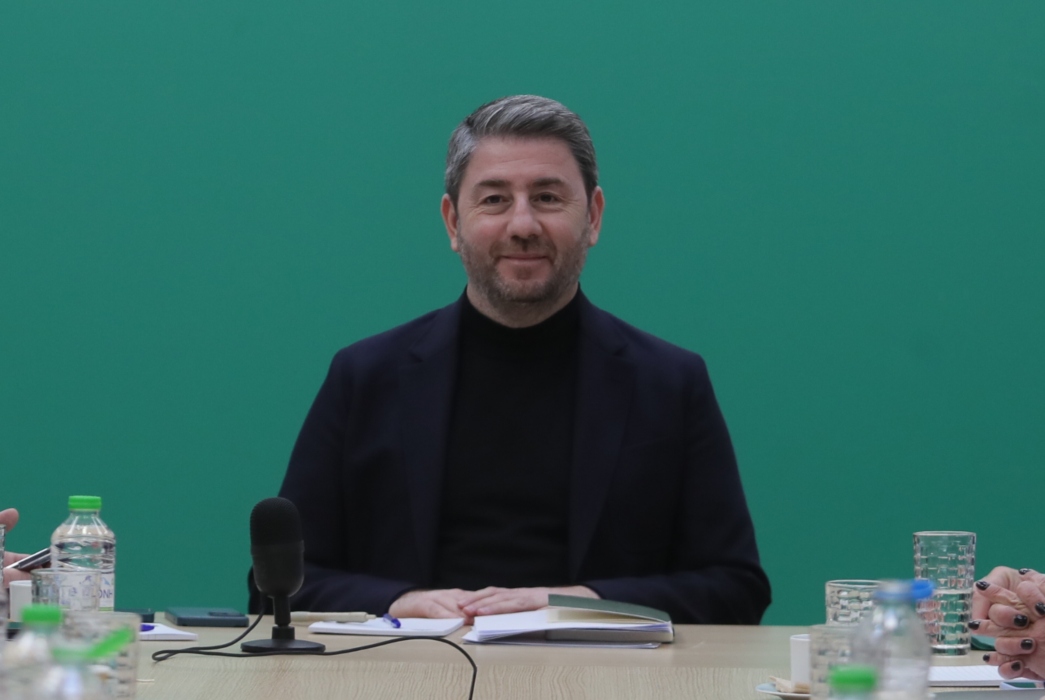 Ο Ανδρουλάκης στέλνει μήνυμα πειθαρχίας: «διεύρυνση, όχι ρευστοποίηση» και πόλεμος σε… illuminati