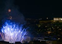 Λαμπερή υποδοχή του 2026 σε όλη τη χώρα: Μουσική, χορός και εντυπωσιακά θεάματα