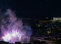 Λαμπερή υποδοχή του 2026 σε όλη τη χώρα: Μουσική, χορός και εντυπωσιακά θεάματα