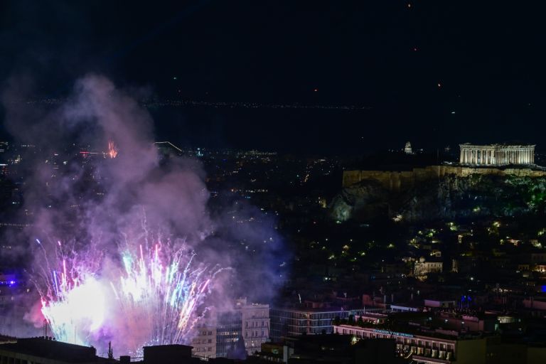Λαμπερή υποδοχή του 2026 σε όλη τη χώρα: Μουσική, χορός και εντυπωσιακά θεάματα