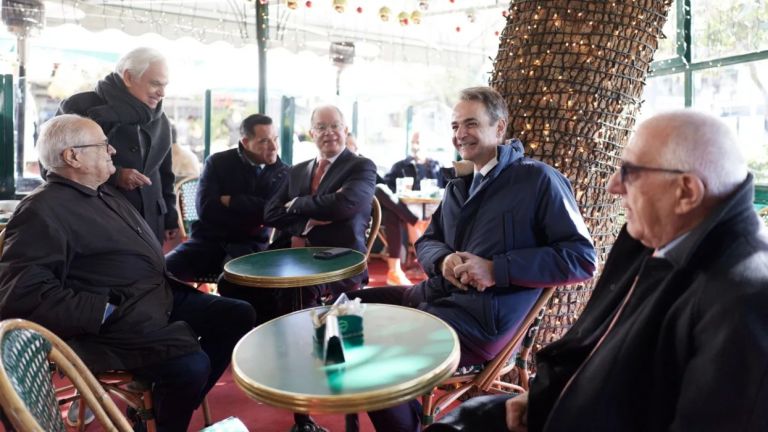 Πρωινός καφές, ΤΕΠ και «βραχιολάκι»: Το μήνυμα Μητσοτάκη και Γεωργιάδη για ένα ΕΣΥ που αλλάζει