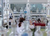 Tίθεται σε ισχύ η γαλλική απαγόρευση των «αιώνιων χημικών»: τι αλλάζει