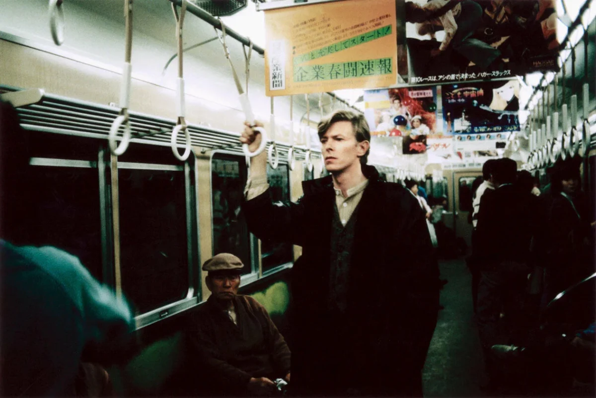 «Let’s Dance» του David Bowie: Ο Χορευτικός Ποταμός που Στοίχειωσε τις Ελληνικές Ντίσκο των ’80s