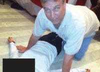 Επστάιν: Νέες φωτογραφίες δείχνουν τον πρίγκιπα Άντριου πάνω από γυναίκα που είναι ξαπλωμένη στο πάτωμα