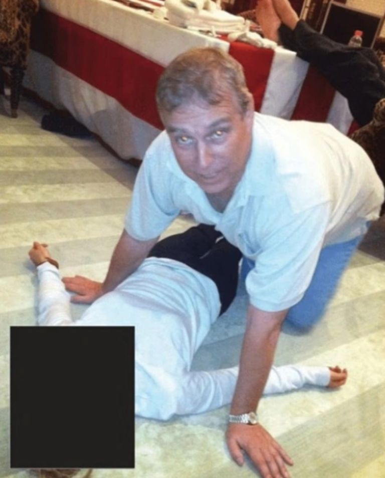 Επστάιν: Νέες φωτογραφίες δείχνουν τον πρίγκιπα Άντριου πάνω από γυναίκα που είναι ξαπλωμένη στο πάτωμα