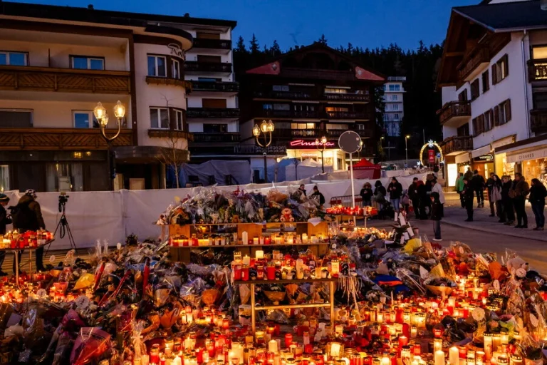 «Είναι ντροπή» – Οργισμένοι οι συγγενείς με την αποφυλάκιση του Μορέτι μετά τη φονική φωτιά στο Crans-Montana