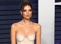 Στην Αθήνα με τον Ρομέν Γαβρά η Έμιλι Ραταϊκόφσκι – Εικόνες από το ταξίδι της στην Ελλάδα [pics]