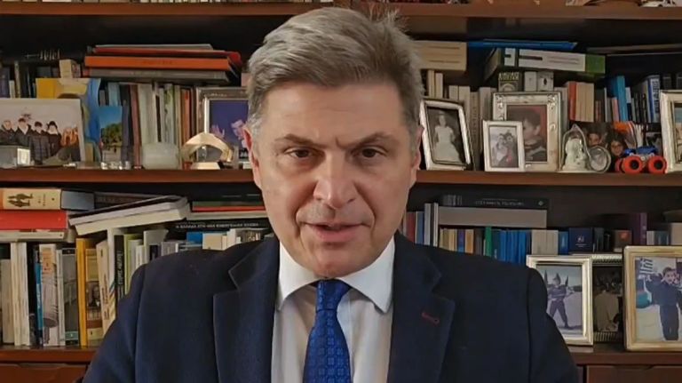 Ο Φαραντούρης δεν παραδίδει την έδρα μετά τη διαγραφή του: Λογοδοτώ στους χιλιάδες συμπολίτες μας