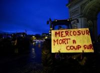 Τα τρακτέρ των Γάλλων αγροτών φτάνουν στην Αψίδα του Θριάμβου – Διαμαρτυρία στο Παρίσι