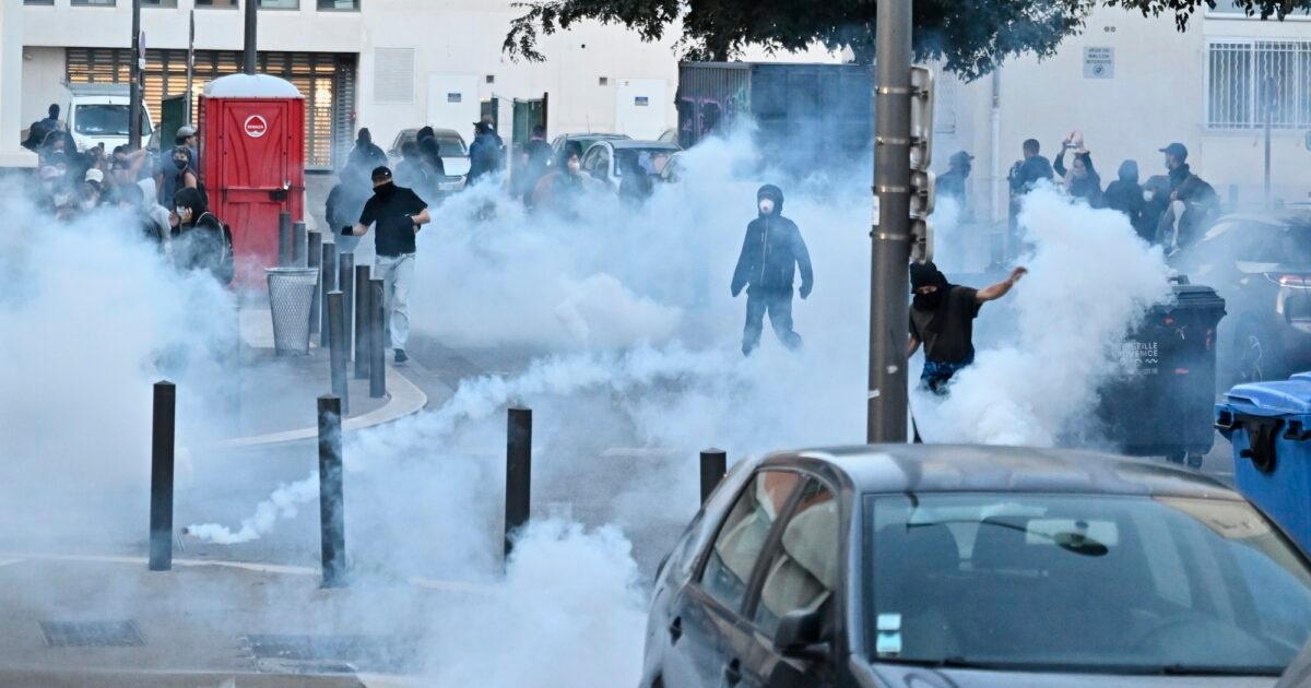 Κοινωνικές αναταραχές στη Γαλλία: Έκαψαν πάνω από 1000 αυτοκίνητα την Πρωτοχρονιά
