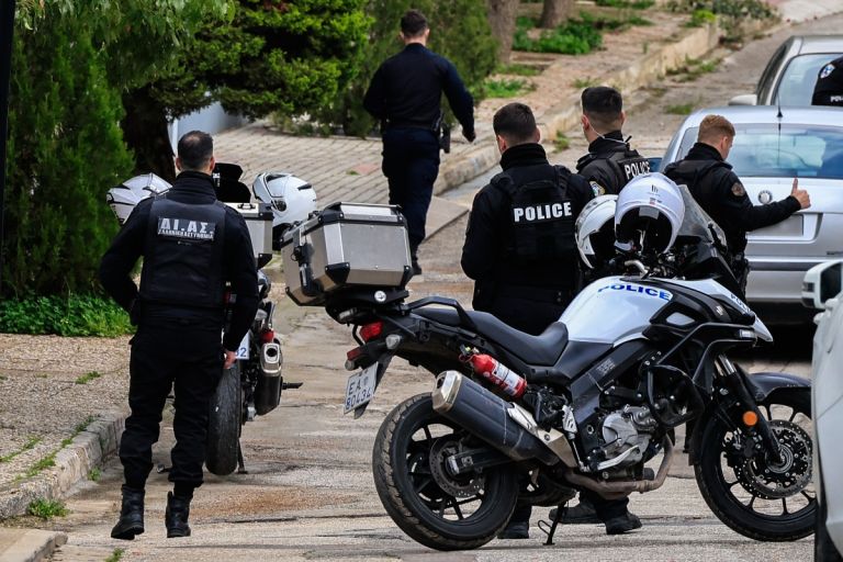 Γλυφάδα: Νεκρός άνδρας σε πορτ μπαγκάζ αυτοκινήτου – Συνελήφθη ο γιος, είχε σκοτώσει και τη μητέρα του