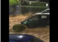 ΣΟΚ από την κακοκαιρία: Νεκρή γυναίκα στην Άνω Γλυφάδα – Την παρέσυραν τα ορμητικά νερά