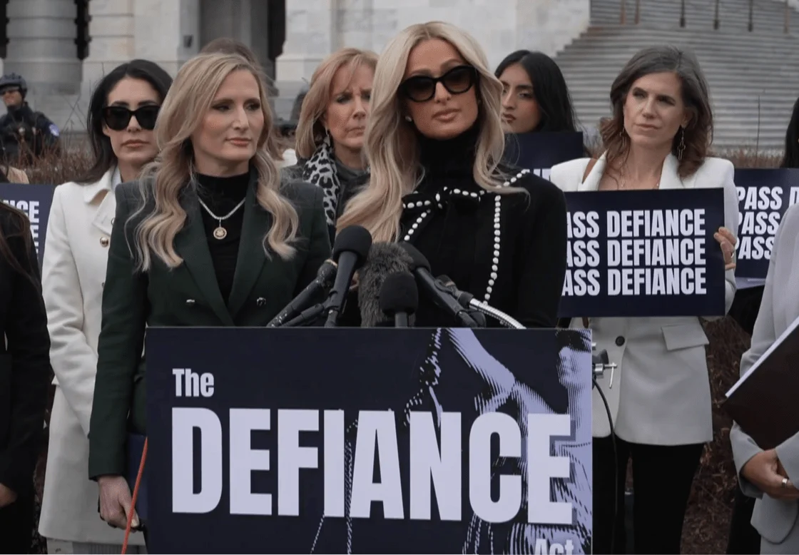 Πάρις Χίλτον: «Είναι η σύγχρονη μορφή θυματοποίησης» – Η μάχη κατά των AI deepfakes