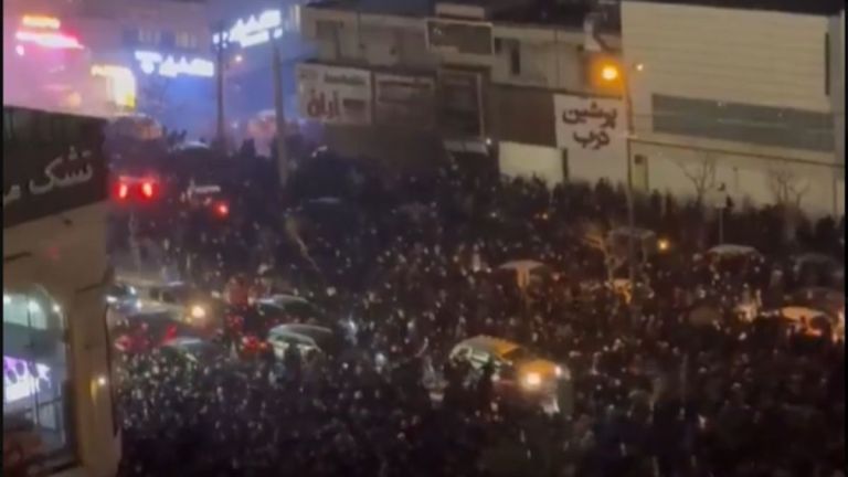 Νύχτα ταραχών στο Ιράν: Στους δρόμους οι διαδηλωτές, κατέλαβαν πόλεις, έκαψαν κυβερνητικά κτίρια