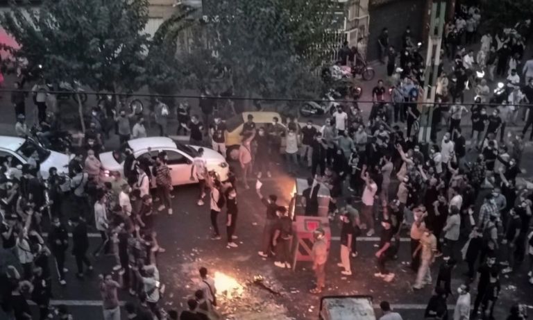 «Φλέγεται» το Ιράν: Αυξάνονται οι νεκροί – Το καθεστώς απειλεί τους διαδηλωτές με θανατική ποινή