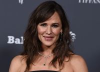 Αγνώριστη στα 53 η Τζένιφερ Γκάρνερ – Τι κρύβεται πίσω από τη νέα της εικόνα