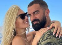 Η Τζούλια Νόβα αποκαλύπτει: Γιατί δεν έχει βαφτίσει την κόρη της και τι λέει στον σύντροφό της στο μπάνιο