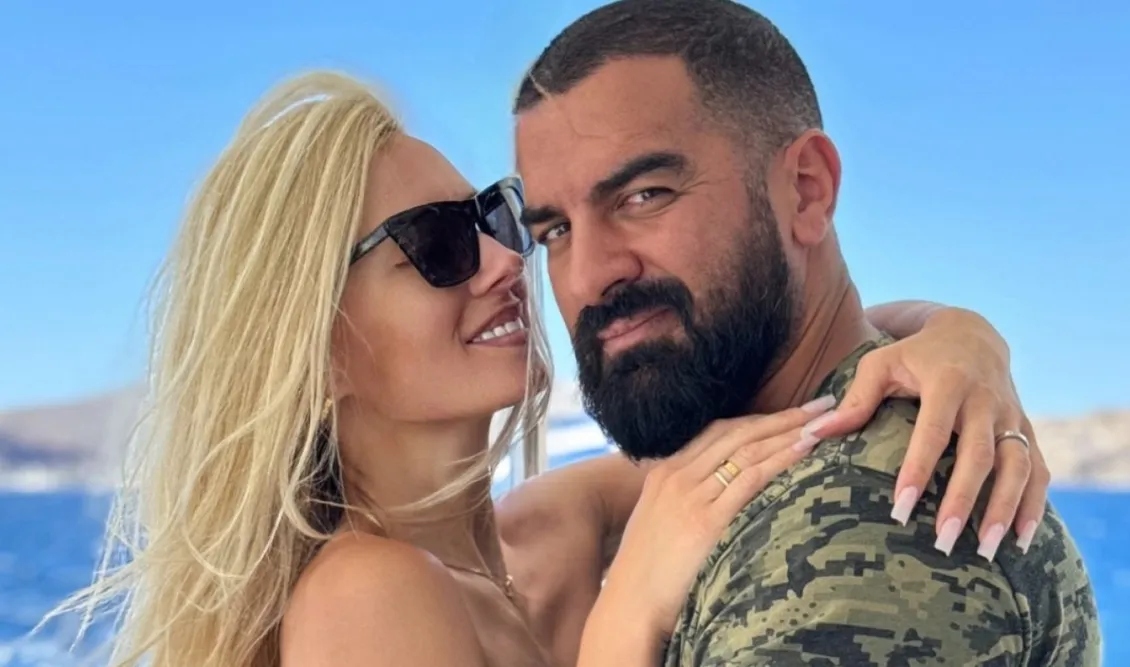 Η Τζούλια Νόβα αποκαλύπτει: Γιατί δεν έχει βαφτίσει την κόρη της και τι λέει στον σύντροφό της στο μπάνιο