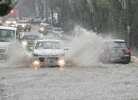 Σφοδρή κακοκαιρία «χτυπά» την Αττική: Δρόμοι-ποτάμια και κεραυνοί