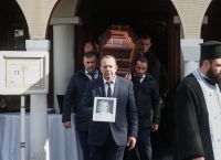 Βιολάντα: Θρήνος στην κηδεία της Έλενας Κατσαρού που σκοτώθηκε στην έκρηξη – Τραγική φιγούρα η μητέρα της