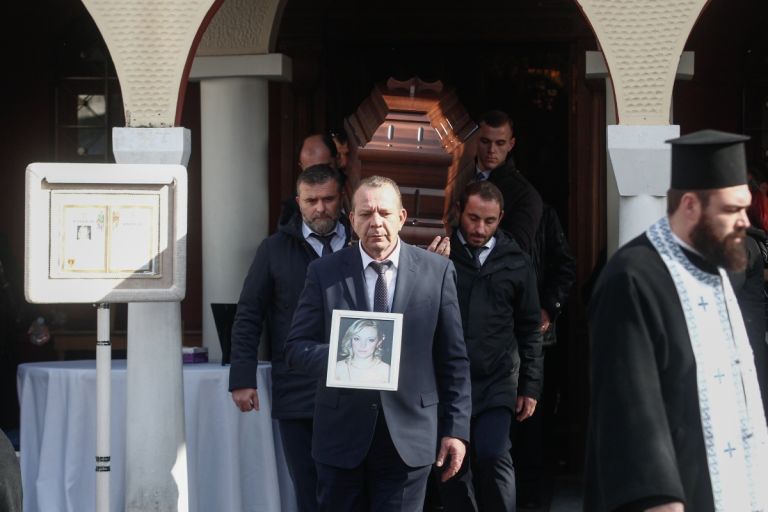 Βιολάντα: Θρήνος στην κηδεία της Έλενας Κατσαρού που σκοτώθηκε στην έκρηξη – Τραγική φιγούρα η μητέρα της