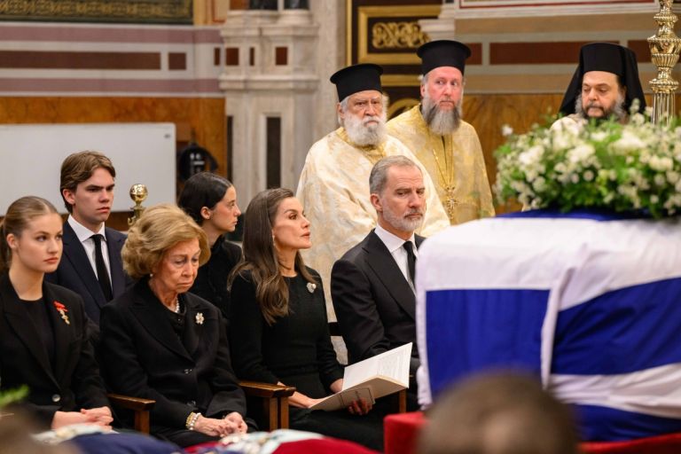 Κηδεία πριγκίπισσας Ειρήνης: Το τελευταίο αντίο στη Μητρόπολη Αθηνών – Παρούσα η οικογένεια Ντε Γκρες