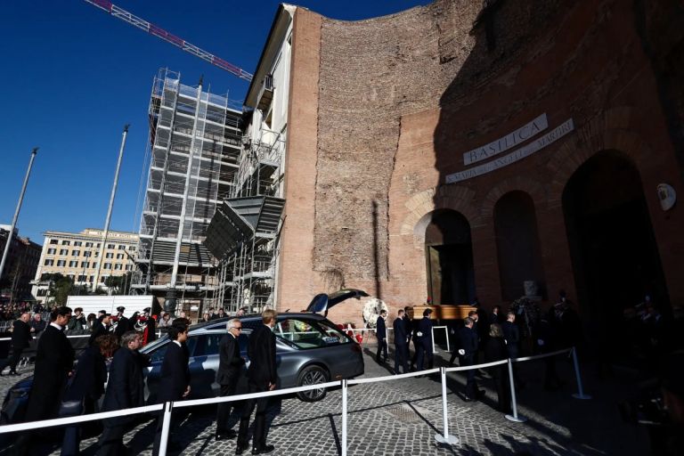 Κηδεία Valentino: Η μόδα αποχαιρέτησε για πάντα τον σπουδαίο σχεδιαστή [vid,pics]