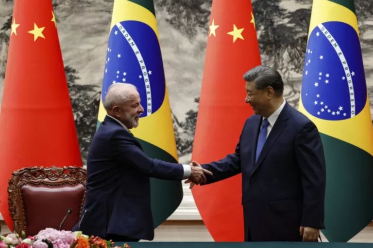 Κίνα – Βραζιλία: Σφίγγουν τον άξονα συνεργασίας με συμφωνίες-μαμούθ και το BRICS Pay στο επίκεντρο