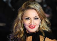 Φωτιά στα social: Η Μαντόνα με εσώρουχα και δύο παρτενέρ στη διαφήμιση των Dolce & Gabbana