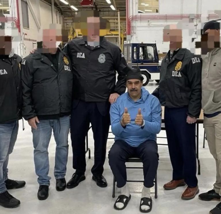 Στη Νέα Υόρκη ο Μαδούρο με χειροπέδες, ξυπόλητος και αλυσίδα στα πόδια – Σε ποιες φυλακές οδηγήθηκε