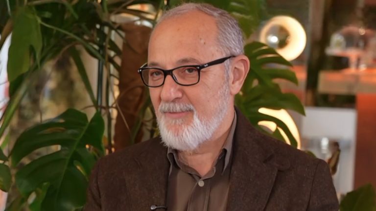 Σοκάρει ο Στέλιος Μάινας: “Ήμουν φοβισμένο παιδί – έτρωγα πολύ ξύλο στη γειτονιά”