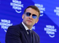 Μακρόν στο Νταβός: “Δεν υποκύπτουμε στους νταήδες — προτιμούμε τον σεβασμό”