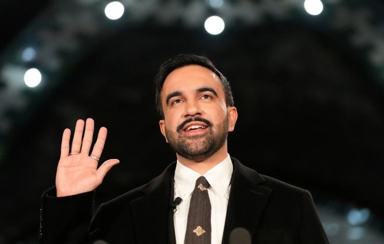 Νέος δήμαρχος Νέας Υόρκης ο Μαμντάνι: Φιλόδοξα σχέδια και πολιτικό reset στην πόλη που δοκιμάζεται