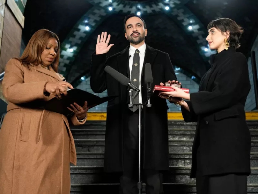 Νέα Υόρκη 2026: Ο Μαμντάνι ορκίστηκε δήμαρχος — Η Αριστερά δείχνει ότι μπορεί να κυβερνήσει